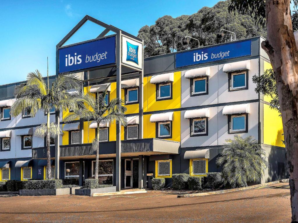 悉尼恩菲尔德宜必思快捷酒店的拥有黄色和蓝色建筑的酒店