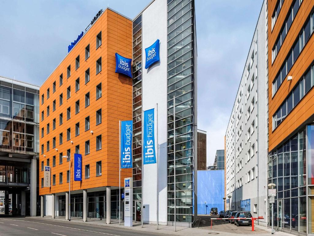 汉诺威汉诺威宜必思快捷酒店的建筑的侧面有蓝色标志