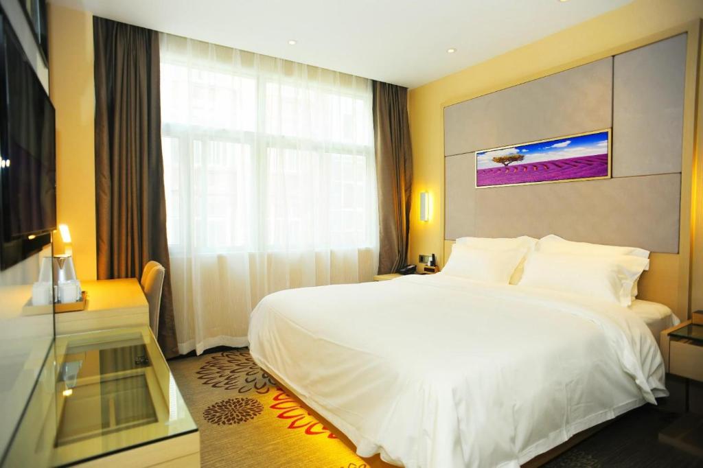 杭州Lavande Hotels·Hangzhou Xiaoshan International Airport的卧室设有一张白色大床和一扇窗户。