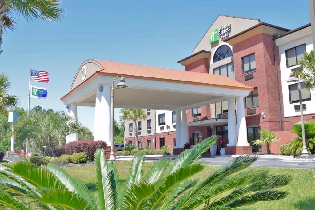 彭萨科拉Holiday Inn Express & Suites Pensacola West I-10, an IHG Hotel的建筑的 ⁇ 染