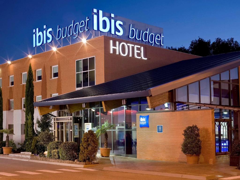 阿尔卡拉德荷那利斯Ibis Budget Madrid Alcalá de Henares La Dehesa的一家标有读海龟经济型酒店标志的酒店
