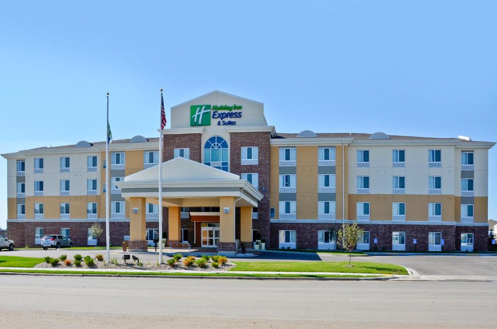威利斯顿Holiday Inn Express & Suites - Williston, an IHG Hotel的建筑前方的酒店 ⁇ 染