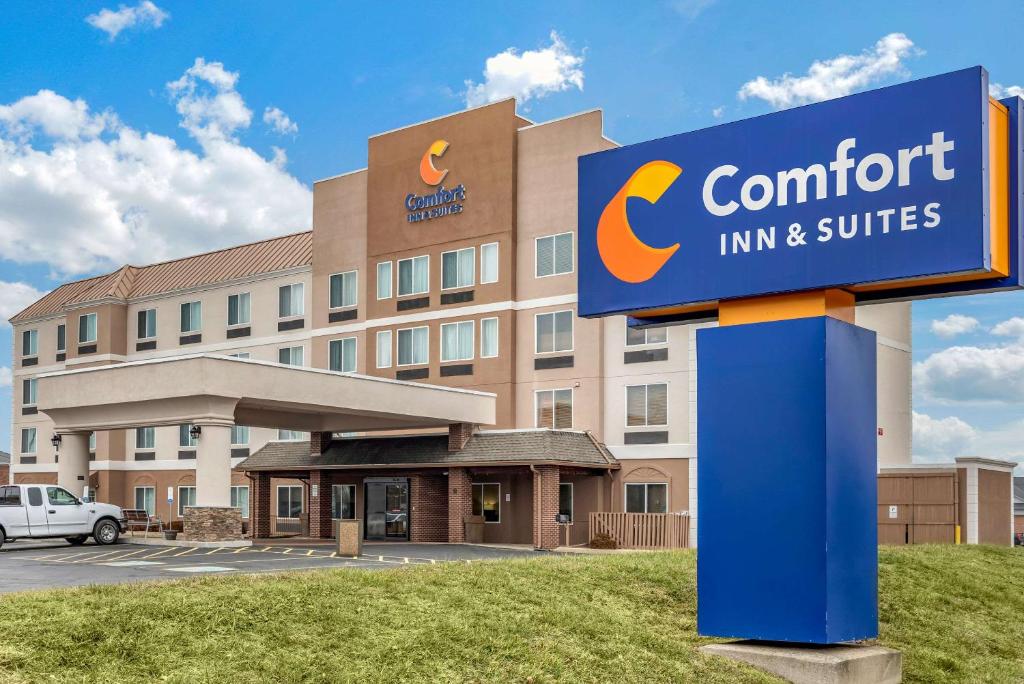 HeathComfort Inn & Suites Columbus East的大楼前的酒店标志