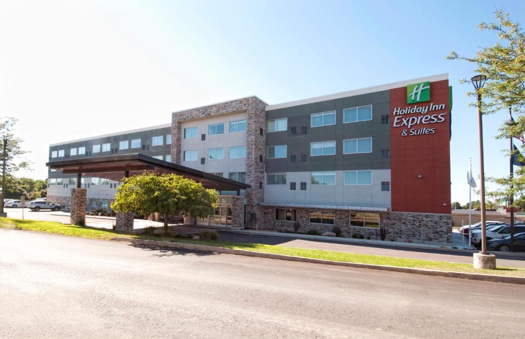 约翰斯敦Holiday Inn Express & Suites Johnstown, an IHG Hotel的街道边有标志的办公楼