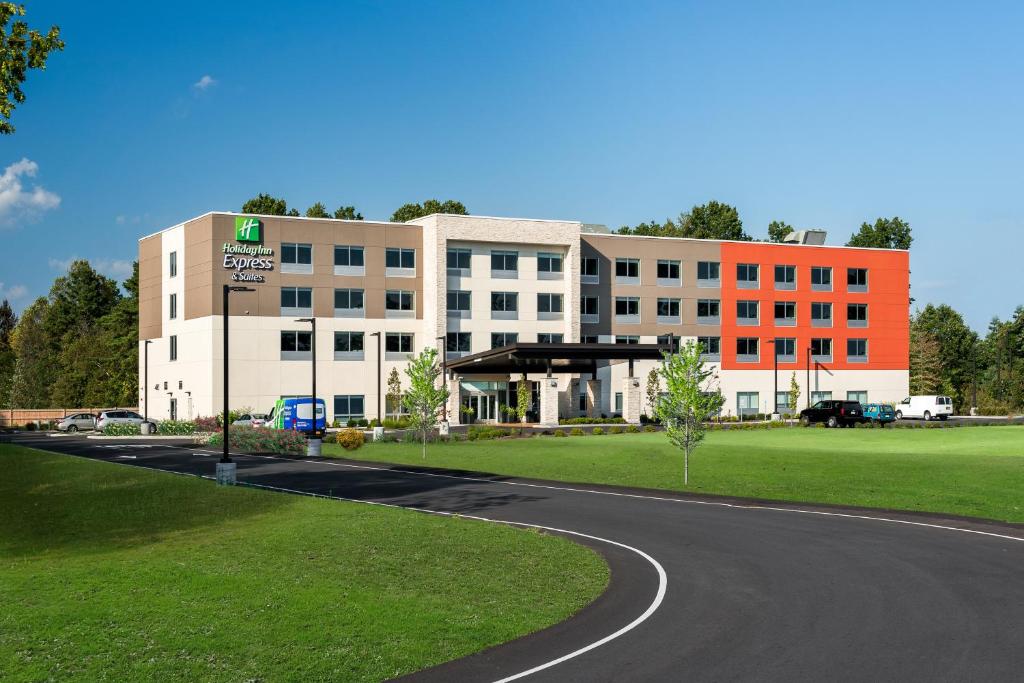 昆斯伯里Holiday Inn Express Queensbury-Lake George Area, an IHG Hotel的前面有路的建筑