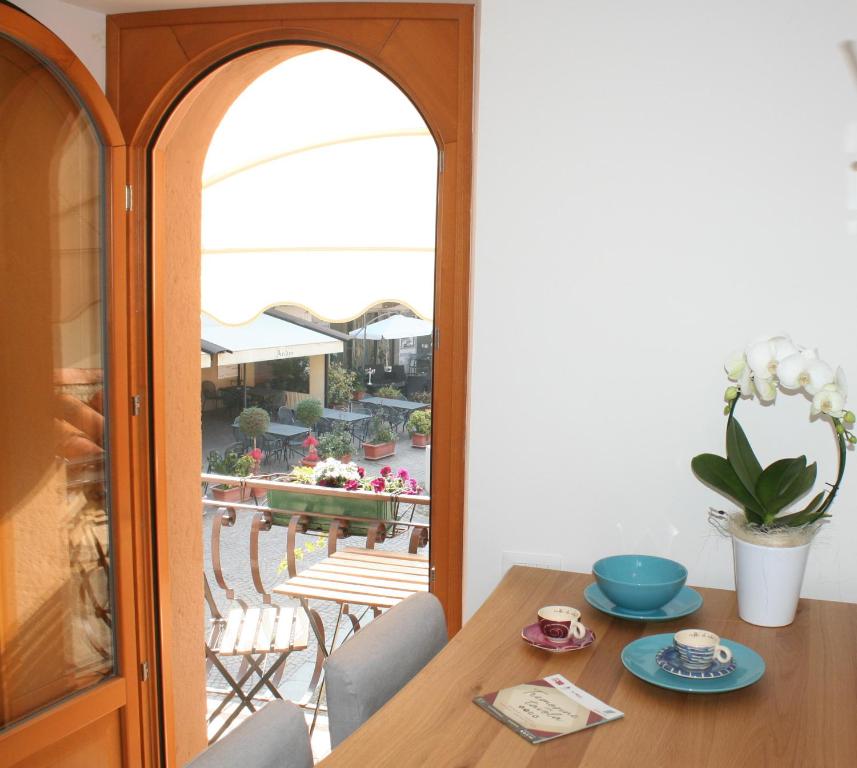 特雷莫西内Casa Ciarì的餐桌,享有庭院的景色