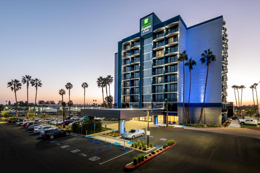 圣安娜Holiday Inn Express & Suites Santa Ana - Orange County, an IHG Hotel的停车场酒店 ⁇ 染