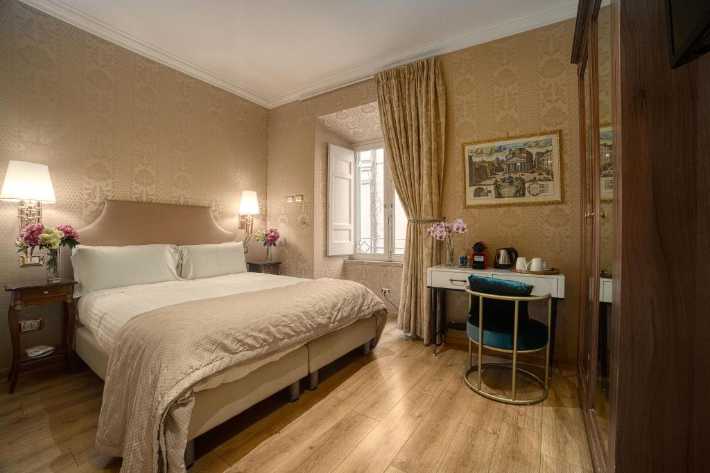 罗马BQ House Trevi Luxury Rooms的一间卧室配有一张大床和一张书桌