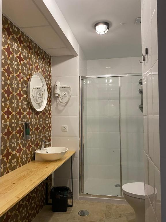 阿利坎特Hostel Numero Trece的带淋浴、盥洗盆和卫生间的浴室