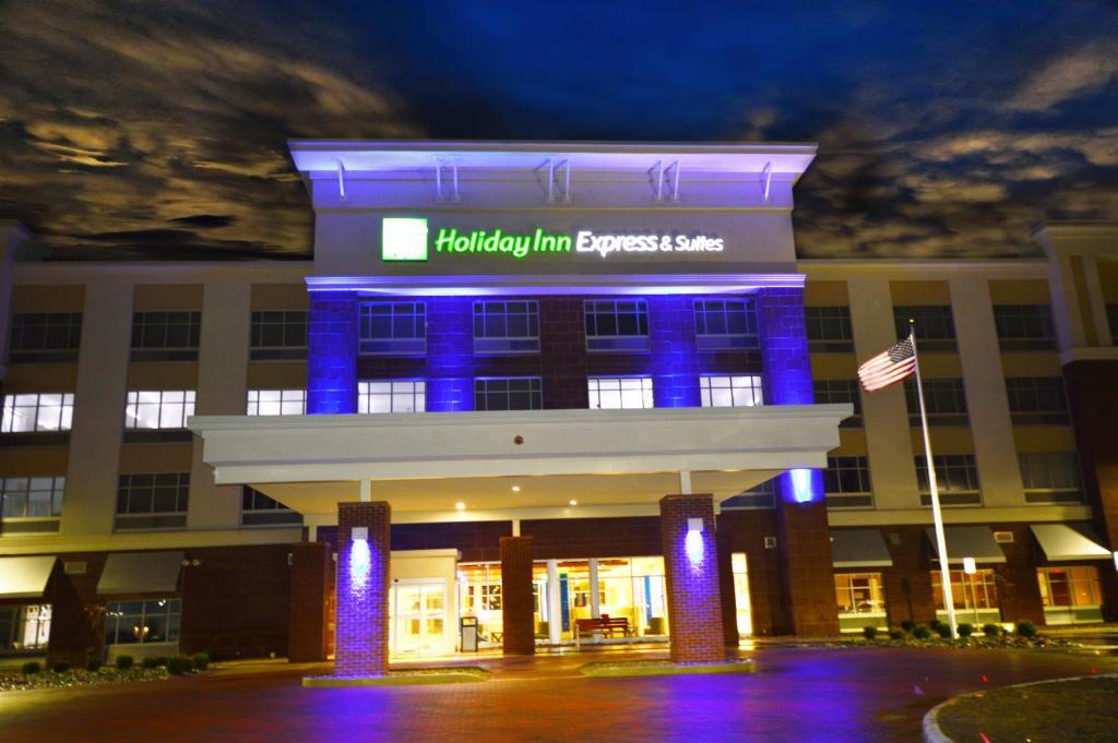 Perrysburg HeightsHoliday Inn Express & Suites Toledo South - Perrysburg, an IHG Hotel的建筑前有蓝色灯光的医院