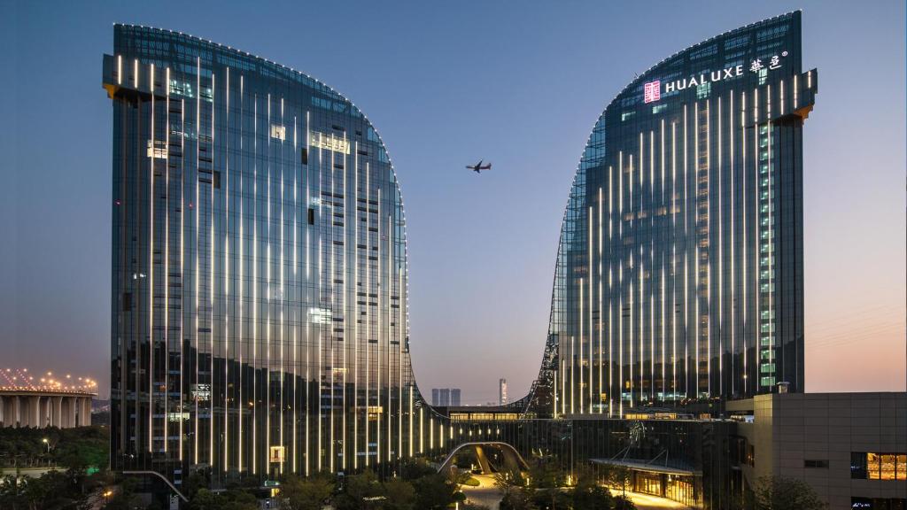 厦门厦门海沧融信海景华邑酒店（洲际集团旗下）的夜城里两座高大的玻璃建筑