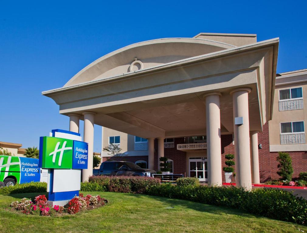 萨克拉门托Holiday Inn Express & Suites Sacramento NE Cal Expo, an IHG Hotel的前面有标志的建筑