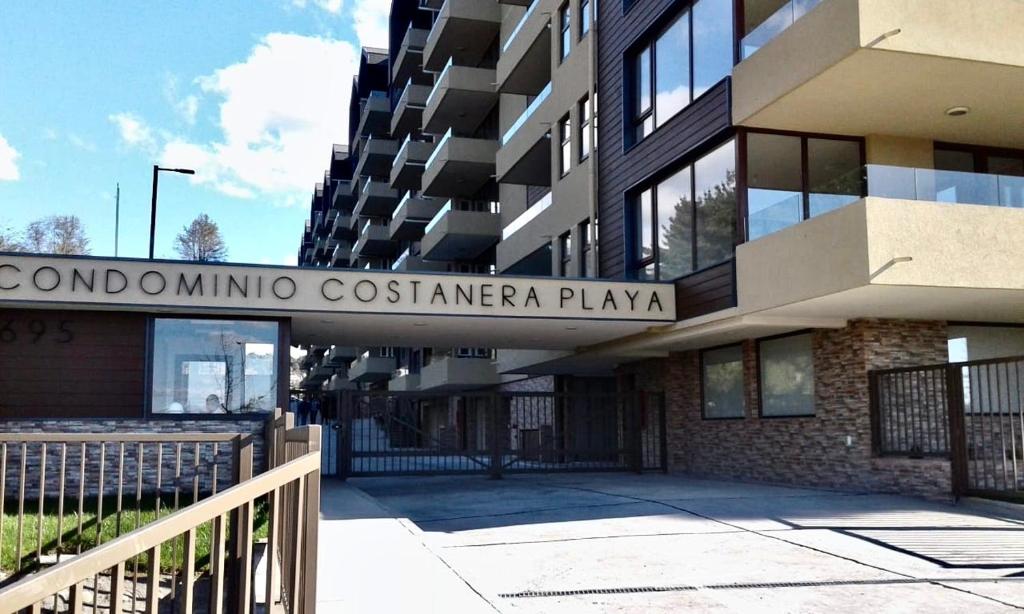 比亚里卡Villarrica Condominio Costanera Playa的带有读取多米诺计费器广场标志的建筑