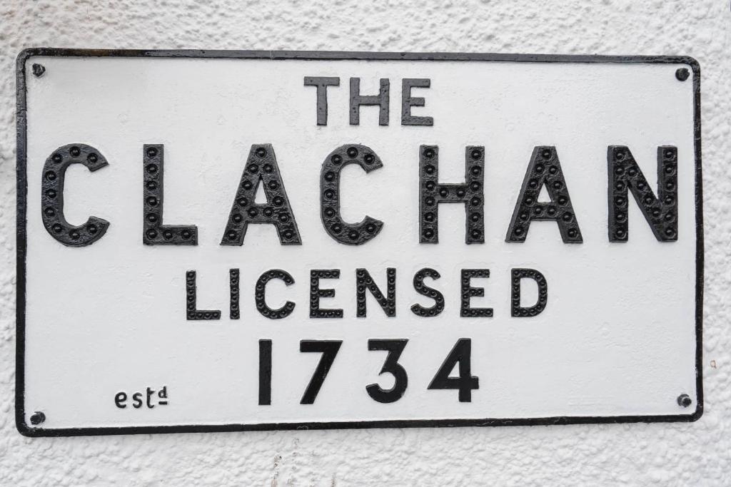 德里门The Clachan Inn的墙上的印记,上面写着一个被许可的灰 ⁇ 