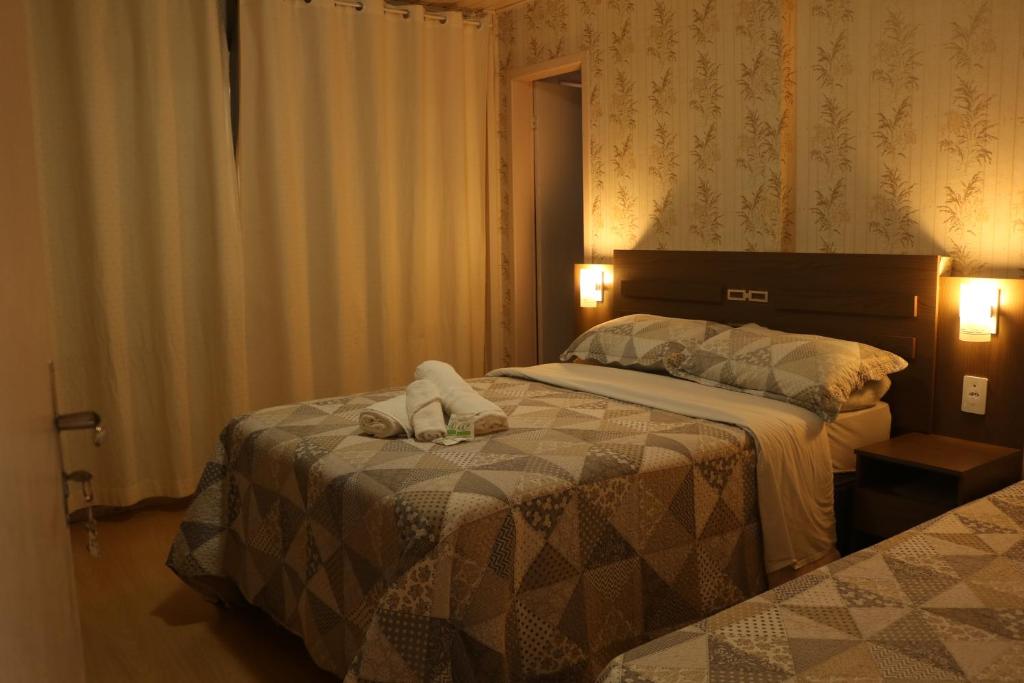 邦雅尔丁-达塞拉Pousada Encantos da Serra的酒店客房,配有两张带毛巾的床