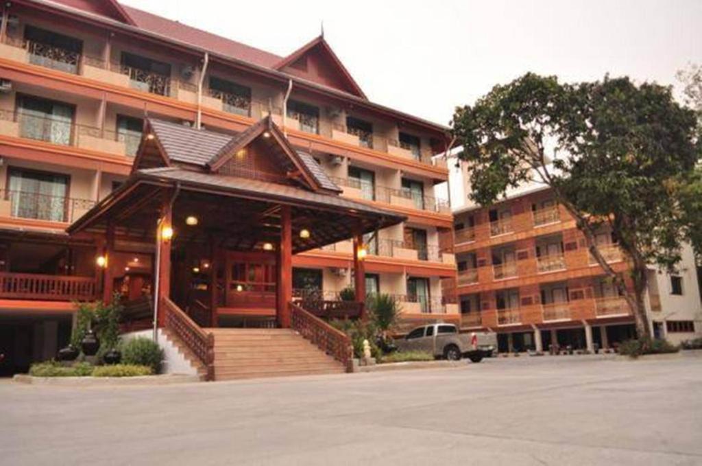 清迈清迈邦昆酒店的一座大型建筑,前面设有楼梯