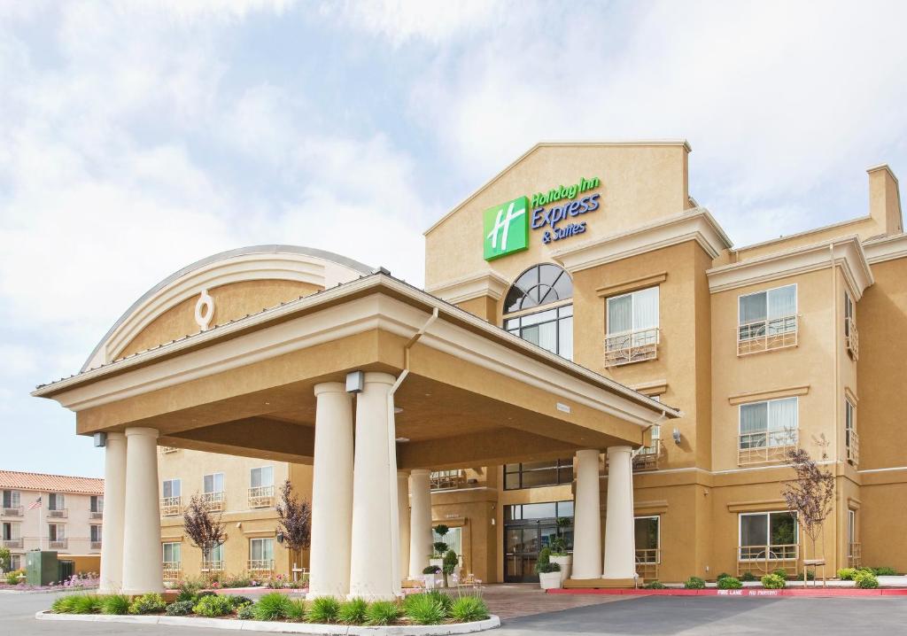 萨利纳斯Holiday Inn Express & Suites Salinas, an IHG Hotel的一座酒店大楼,上面有国王十字标志