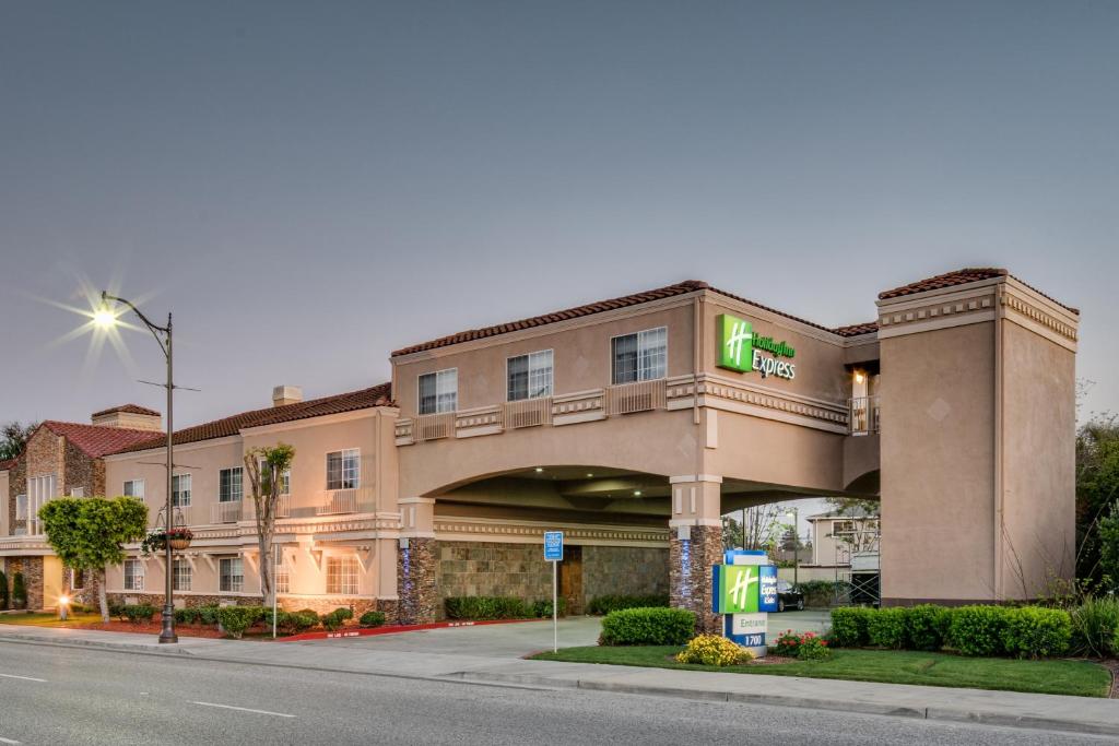 圣克拉拉Holiday Inn Express & Suites Santa Clara, an IHG Hotel的一座有加油站的建筑