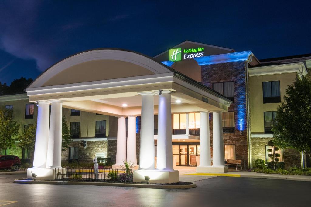 West MiddlesexHoliday Inn Express & Suites - Sharon-Hermitage, an IHG Hotel的夜间酒店前的凉亭