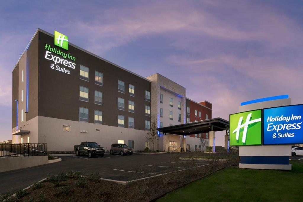 圣安东尼奥Holiday Inn Express & Suites San Antonio North-Windcrest, an IHG Hotel的大楼前有停车位的酒店