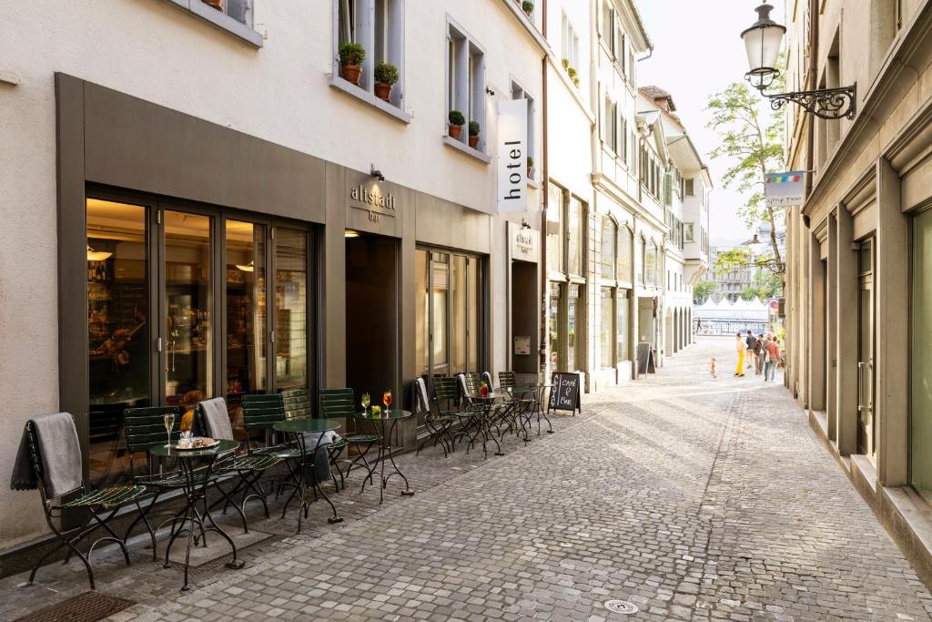 苏黎世Altstadt Hotel的大楼里一条带桌椅的空街道