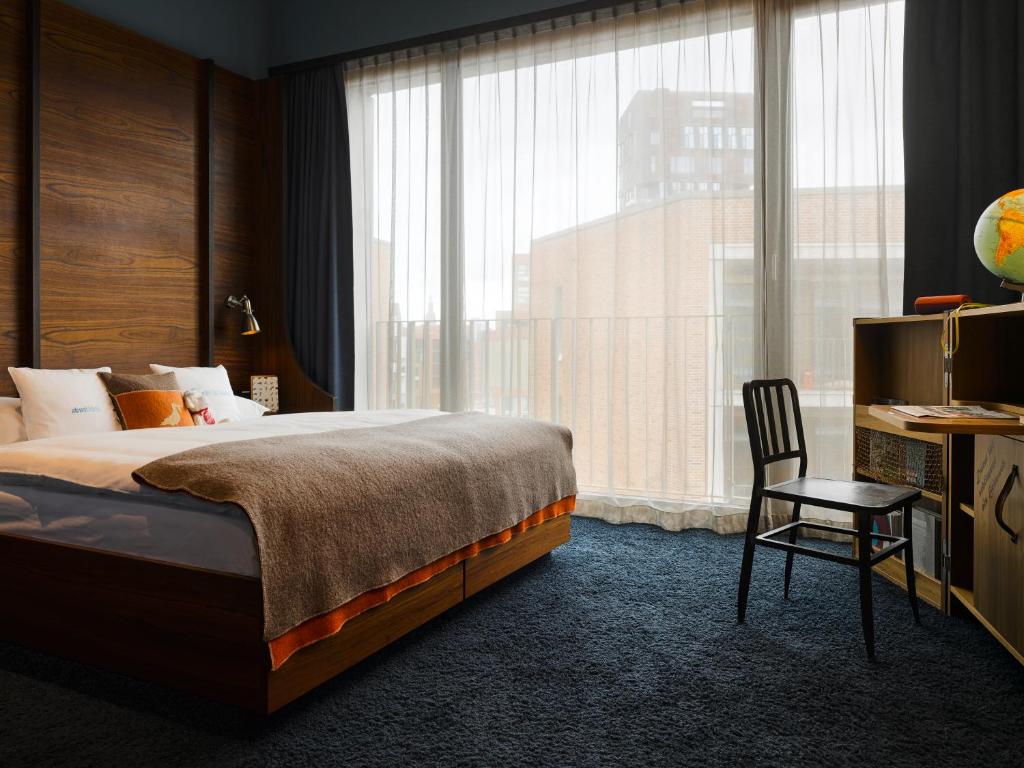 25hours Hotel Hamburg HafenCity客房内的一张或多张床位