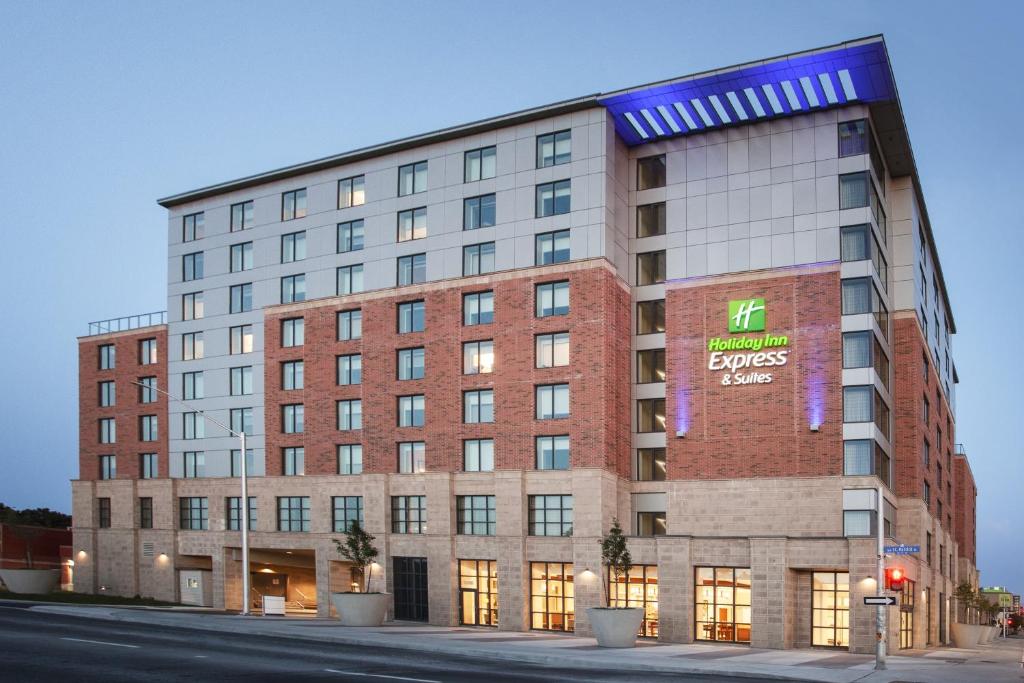 渥太华Holiday Inn Express & Suites Downtown Ottawa East, an IHG Hotel的建筑的侧面有标志