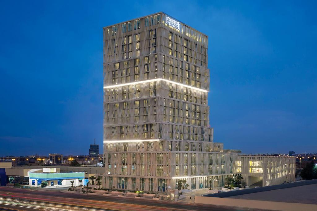 阿可贺巴Staybridge Suites Al Khobar, an IHG Hotel的一座高大的建筑,上面有灯