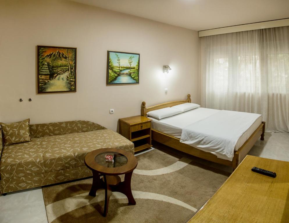 斯雷姆斯卡米特罗维察过客住宿加早餐旅馆的酒店客房,配有床和沙发