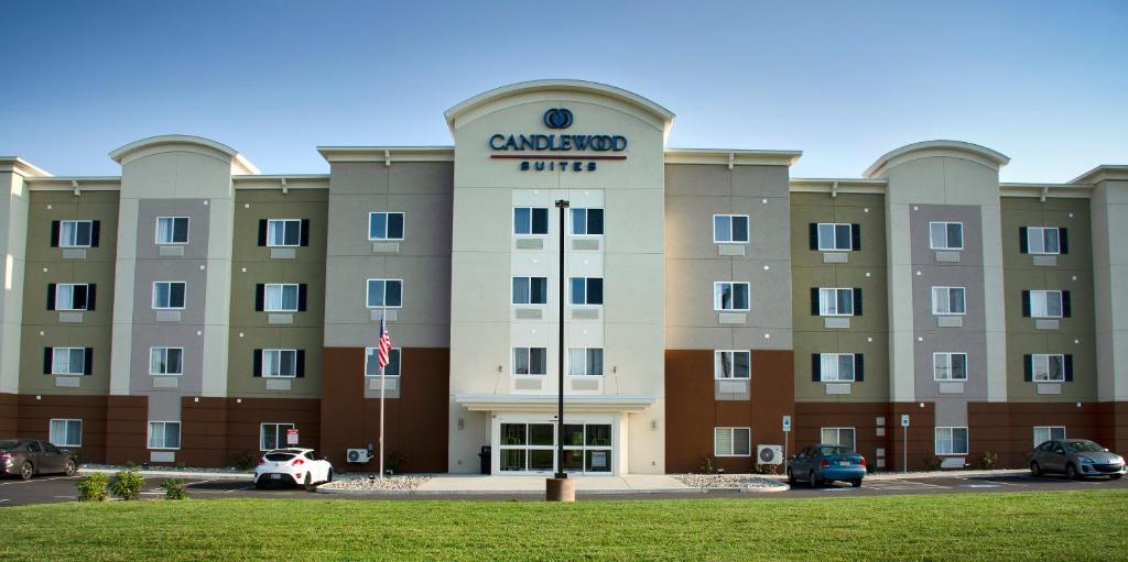 兰开斯特Candlewood Suites - Lancaster West, an IHG Hotel的前面有标志的大建筑