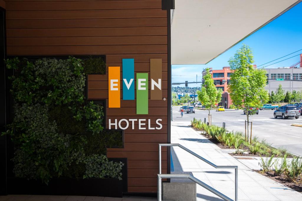 西雅图EVEN Hotel Seattle DTWN Lake Union, an IHG Hotel的大楼一侧酒店标志