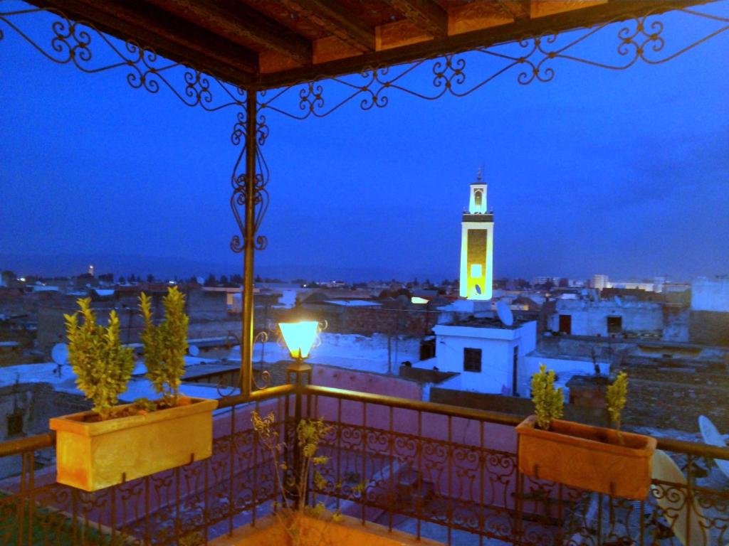 梅克内斯里亚德本切洛旅馆的钟楼之夜城市景观