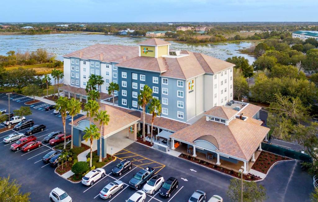 萨拉索塔EVEN Hotels Sarasota-Lakewood Ranch, an IHG Hotel的停车场内停放车辆的酒店空中景观