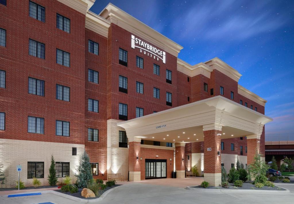 俄克拉何马城Staybridge Suites - Oklahoma City - Downtown, an IHG Hotel的酒店前方的 ⁇ 染