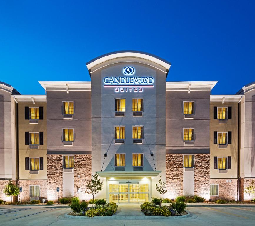 Belle VernonCandlewood Suites Belle Vernon, an IHG Hotel的卡威尔套房酒店入口的 ⁇ 染