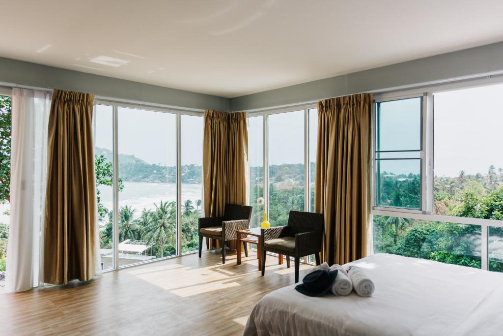 哈林海滩So Good Haad Rin Resort的一间卧室设有一张床和一个大窗户