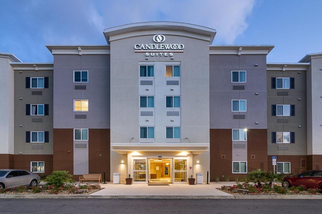 彭萨科拉Candlewood Suites - Pensacola - University Area, an IHG Hotel的酒店前方的 ⁇ 染