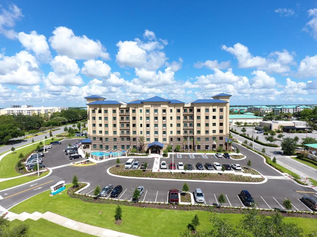 奥兰多奥兰多海洋世界斯德布里奇套房酒店的享有酒店空中景色,设有停车场