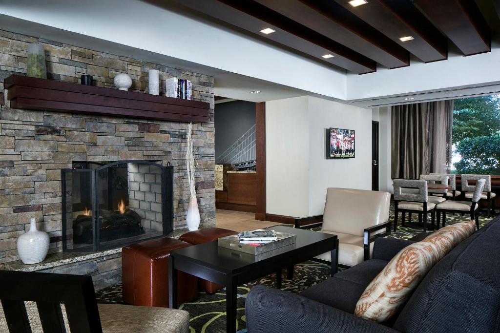 亚特兰大亚特兰大中城驻桥套房假日酒店的客厅设有壁炉和沙发。