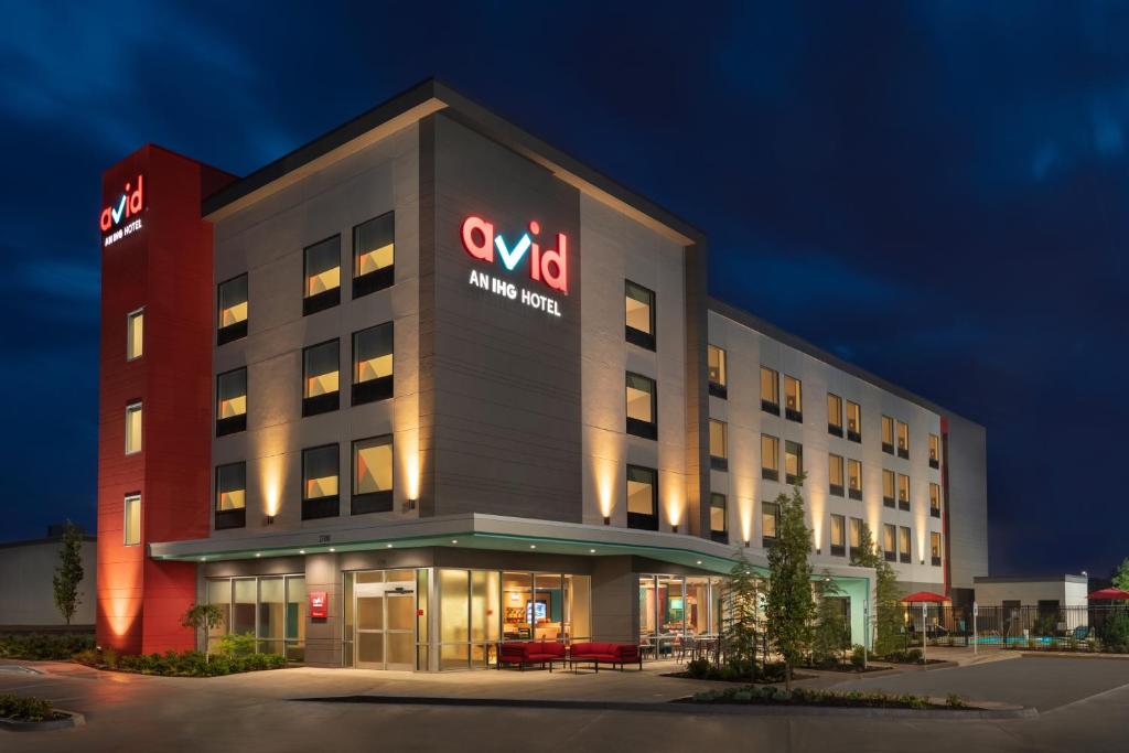 俄克拉何马城Avid Hotels - Oklahoma City - Quail Springs, an IHG Hotel的建筑的侧面有标志