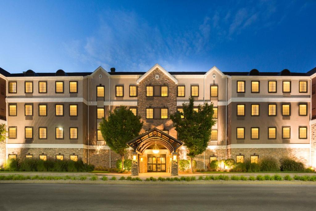 莫米Staybridge Suites Toledo/Maumee, an IHG Hotel的一座大型公寓楼,外墙光线充足