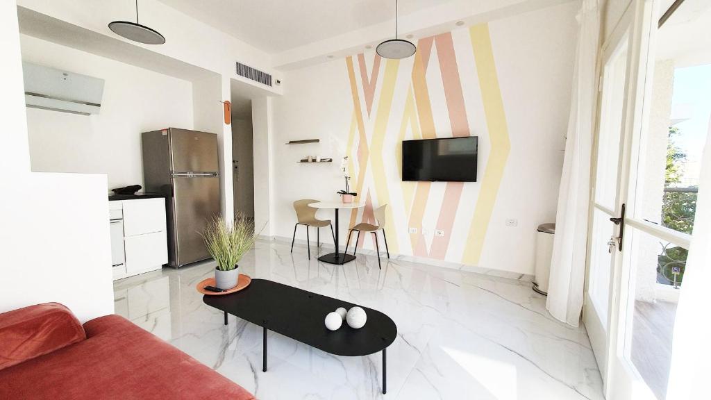 特拉维夫BnBIsrael apartments - Yosef Eliyahu Terracotta的客厅配有沙发和桌子