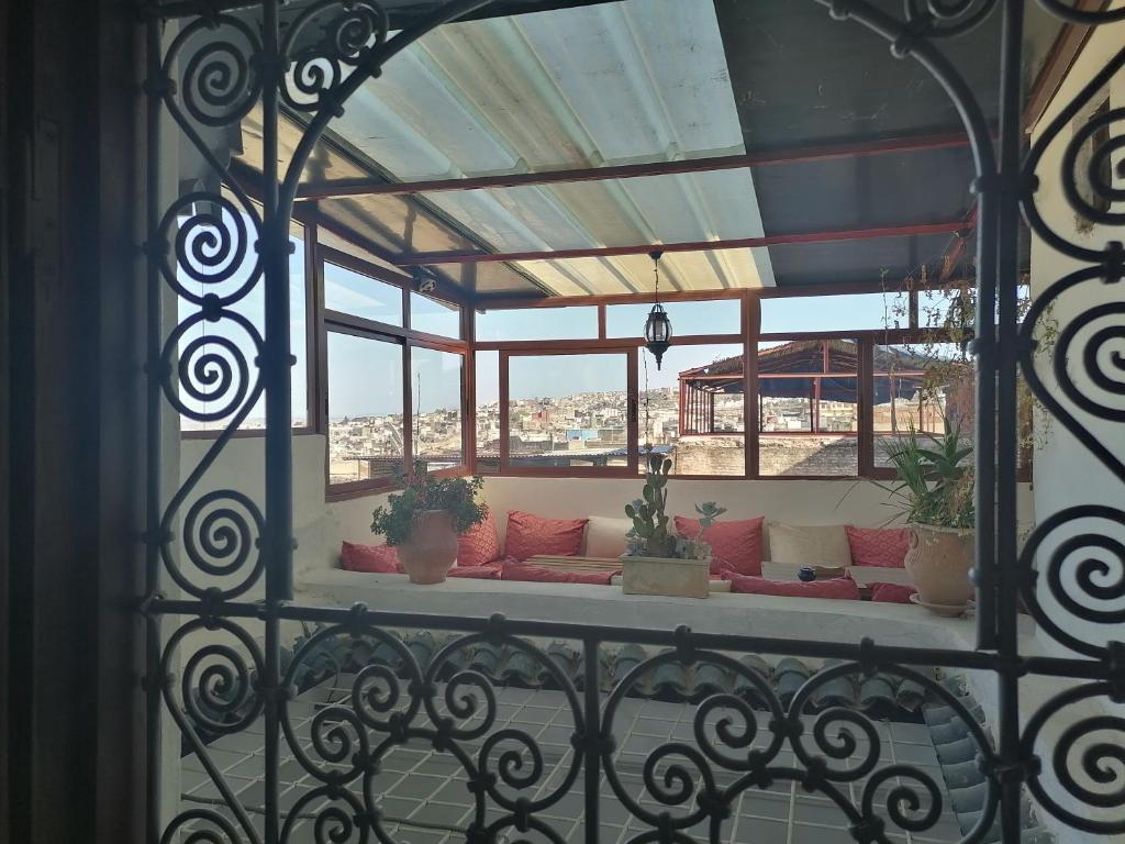 非斯Dar atlas的带窗户的客房内设有一个带沙发的休息区的阳台