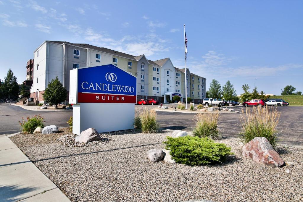 俾斯麦Candlewood Suites Bismarck的停车场的酒店标志