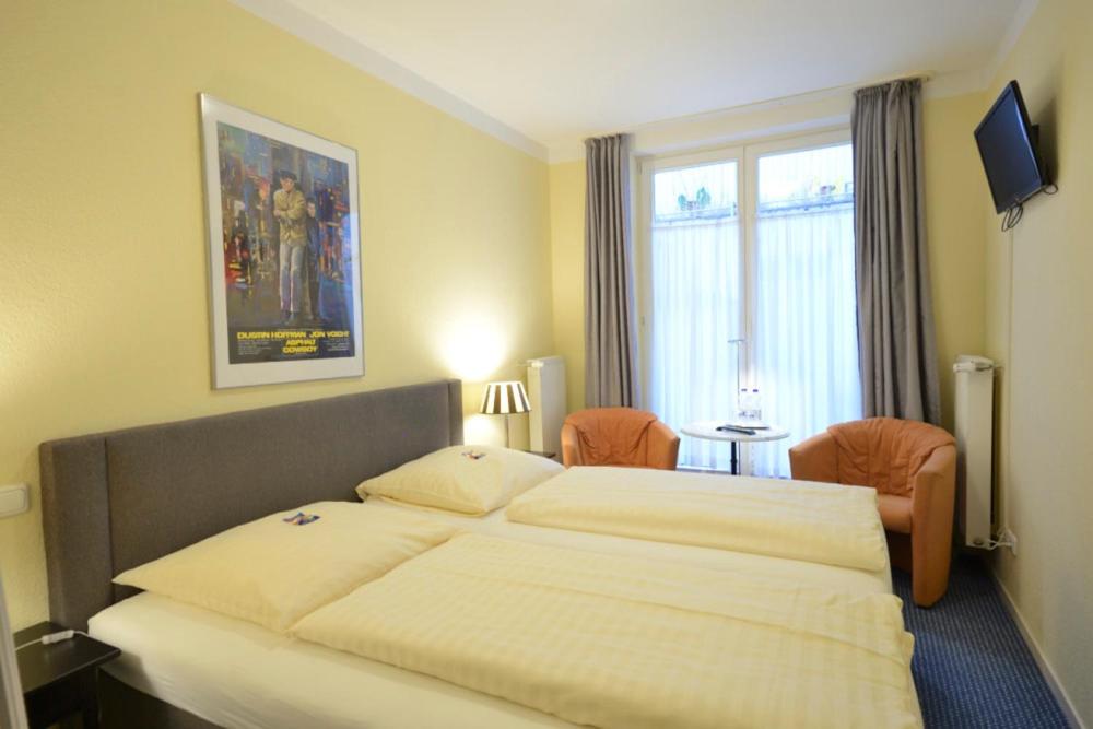 汉堡阿尔法佳妮酒店的一间卧室设有一张大床和一个窗户。