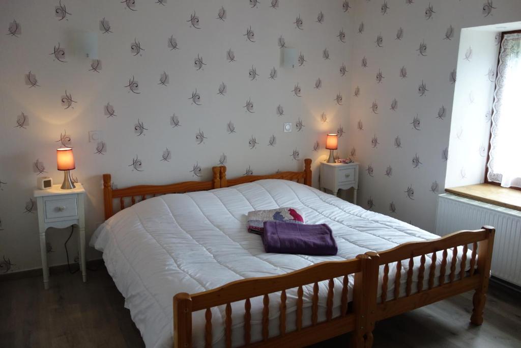 Le ClerjusLe Champ的一间卧室,配有一张带紫包的床