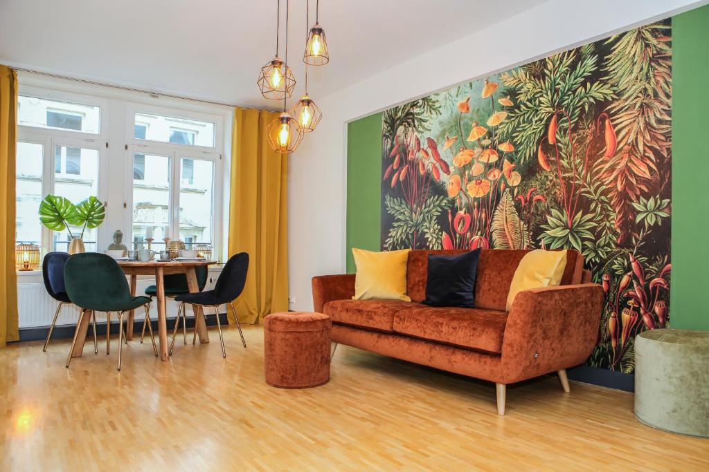 莱比锡Sleepwell Apartment - Klostersuite的客厅配有沙发和桌椅