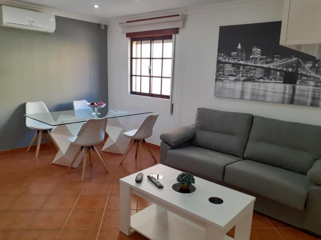 蒙蒂戈杜Maré Beach的客厅配有沙发和桌子
