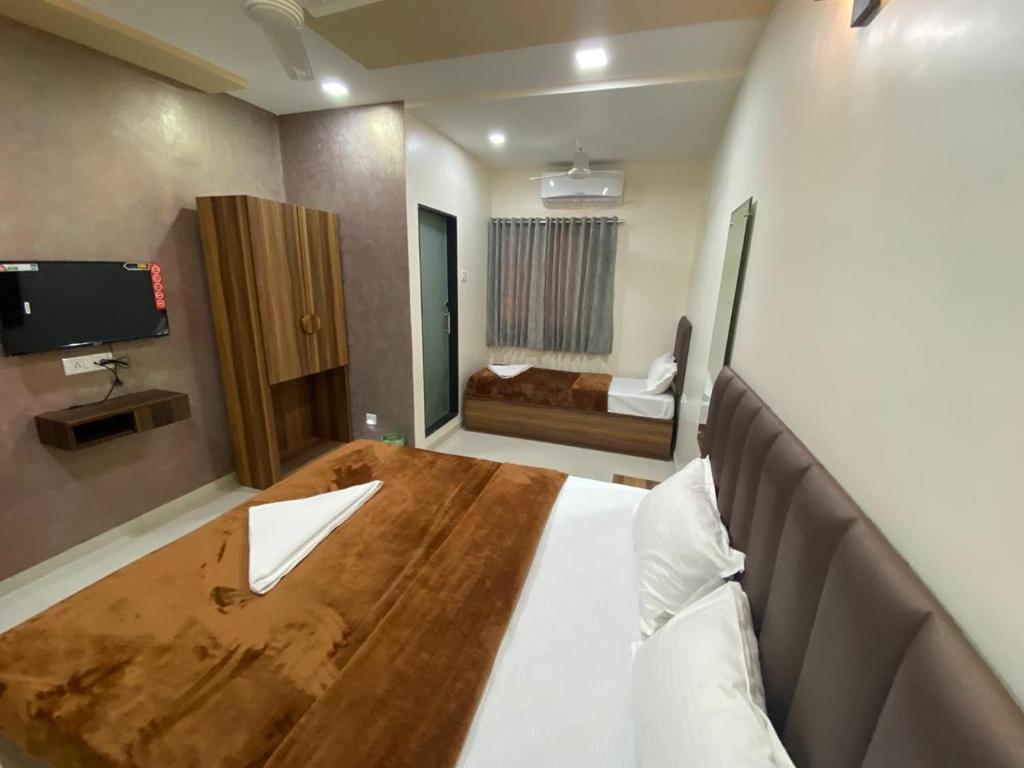 孟买HOTEL DIVINE的酒店客房设有一张木桌和一张床。