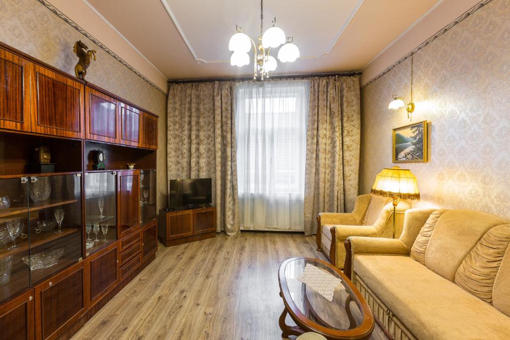 利沃夫Mover Retro Apartment的客厅配有沙发和桌子